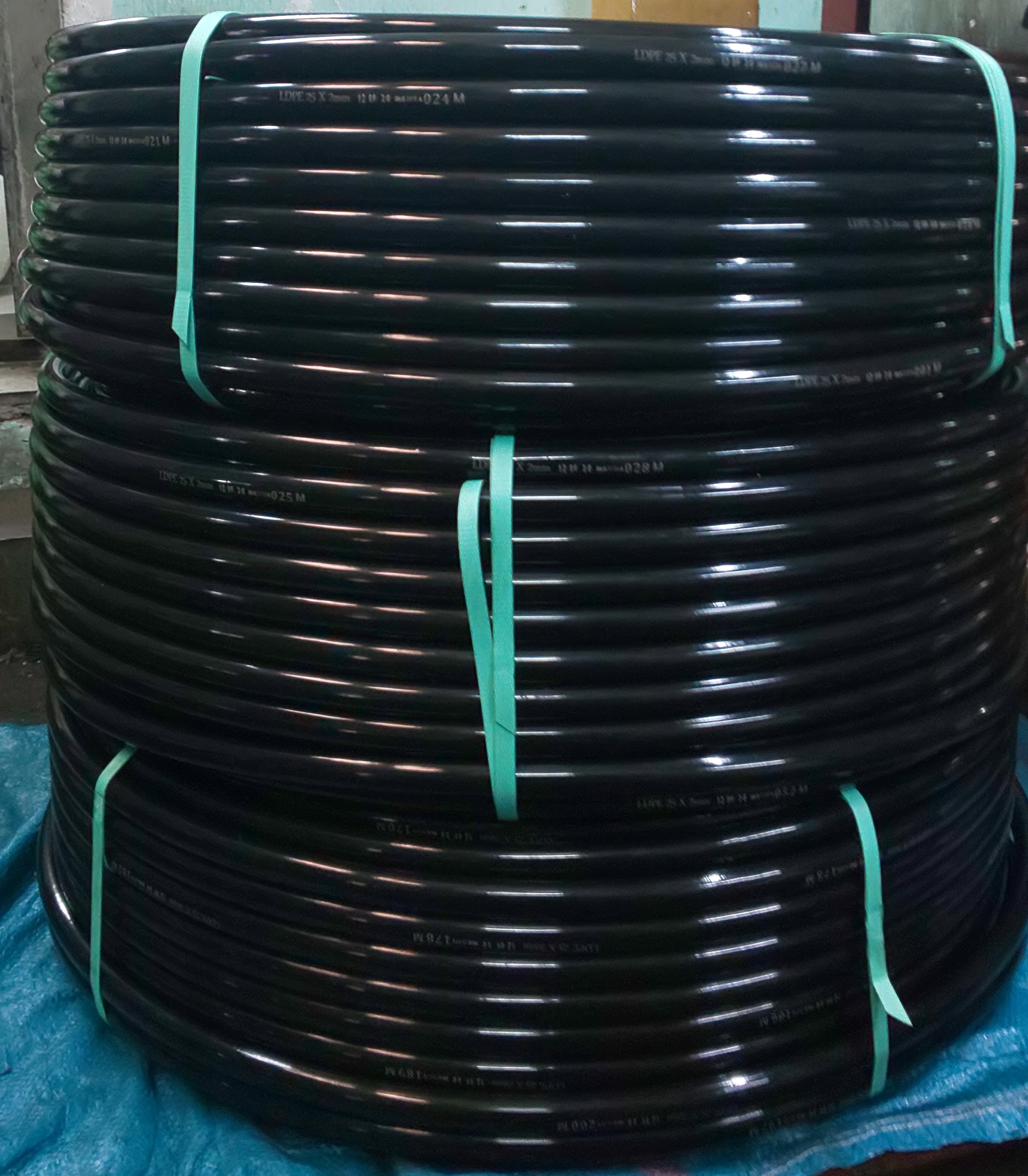 Ống LDPE 25mm 25x2.0 PN 12,5Bar MÀU ĐEN, VANTIFA dây tưới cây phun mưa nhỏ giọt bóng đẹp.