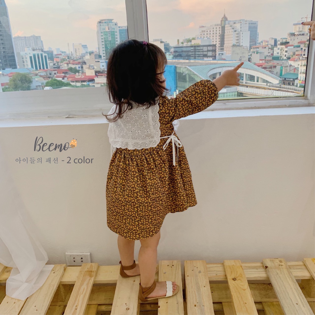 Set váy hoa và yếm bé gái
