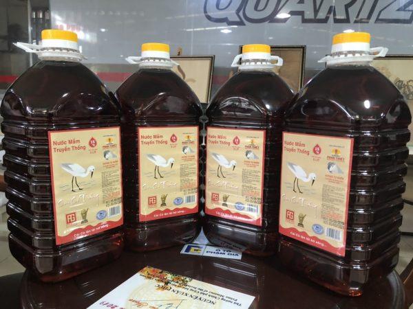 NƯỚC MẮM CÁ CƠM THƠM NGON CHAI PET – 15GN (Độ Đạm) CHAI 5 LÍT