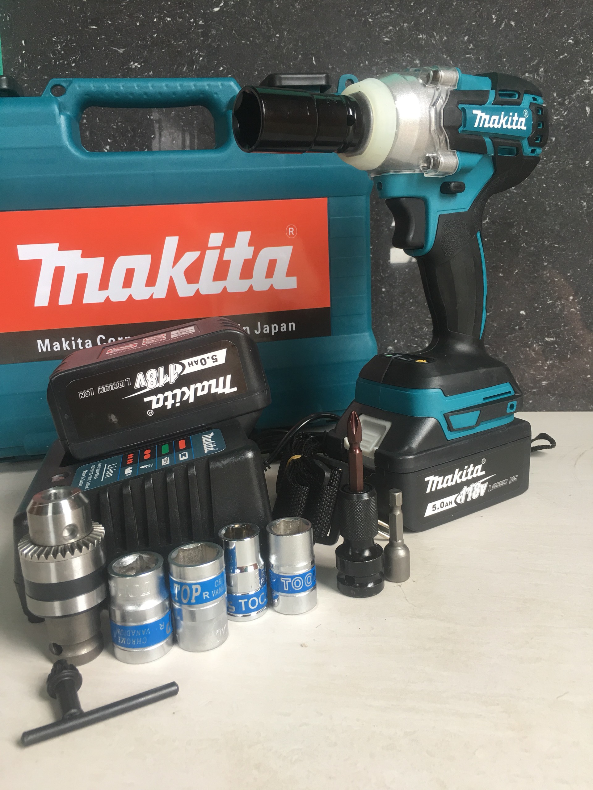 Máy siết bulong Makita không chổi than 118V có đồ - Bộ sản phẩm đầy đủ:máy,pin,sạc, đầu siết 22, đầu chuyển vít,dây đeo,hộp nhựa, 4 đầu khẩu,1đầu chuyển vít,1 đầu chuyển khoan