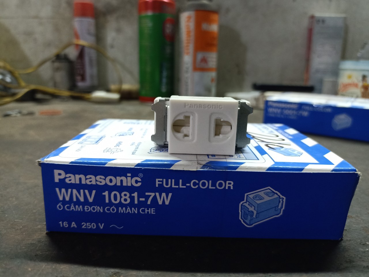 Ổ CẮM 2 CHẤU CÓ MÀN CHE PANASONIC