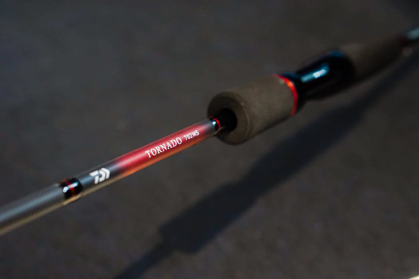 CẦN CÂU LURE MÁY ĐỨNG DAIWA TORNADO