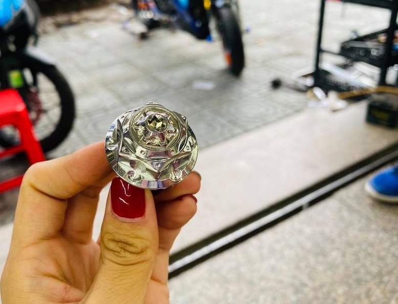 Ốc thăm nhớt inox Salaya (một con)
