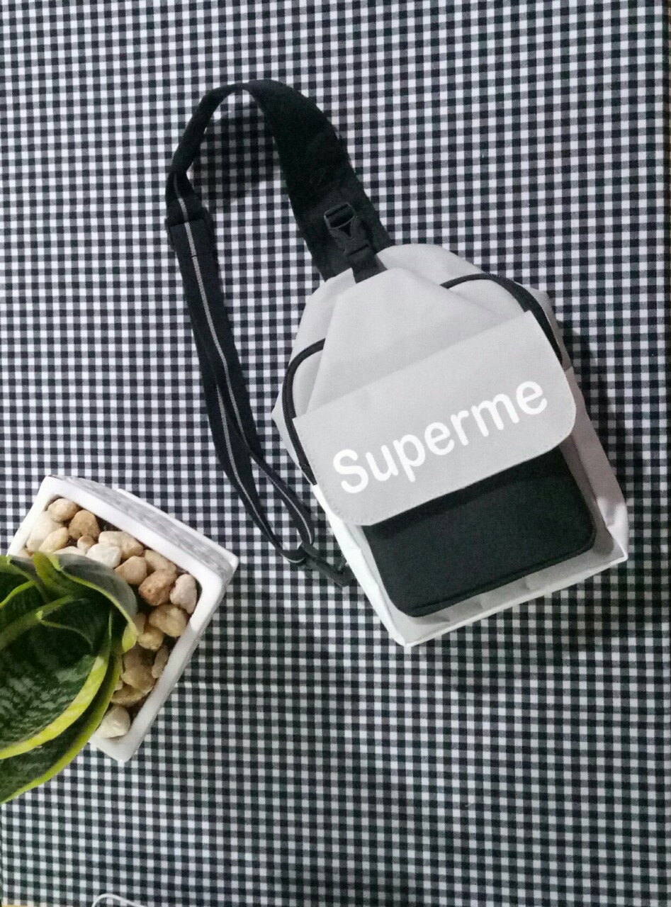 Túi đeo chéo bao tử Supreme có nắp