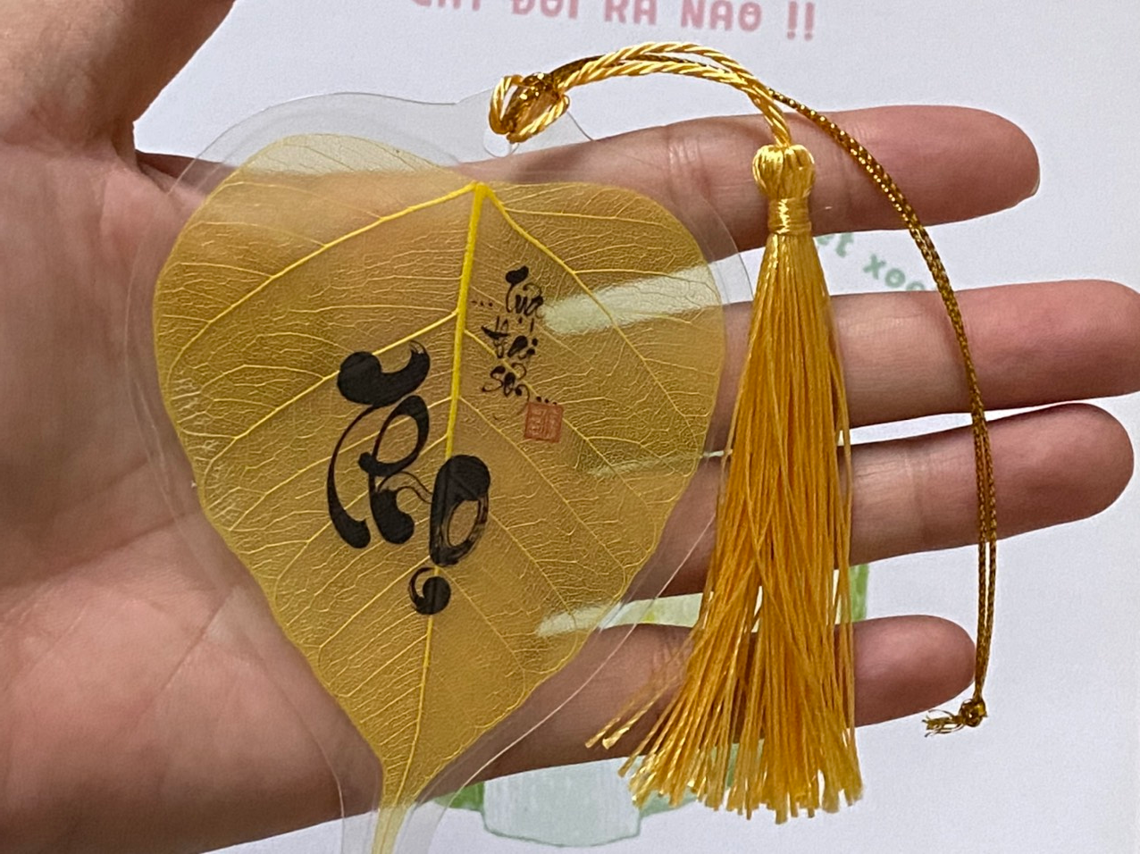 [Hàng chất lượng] Lá Bồ  đề in chữ Thư pháp tuyệt đẹp - Màu trắng hoặc vàng.