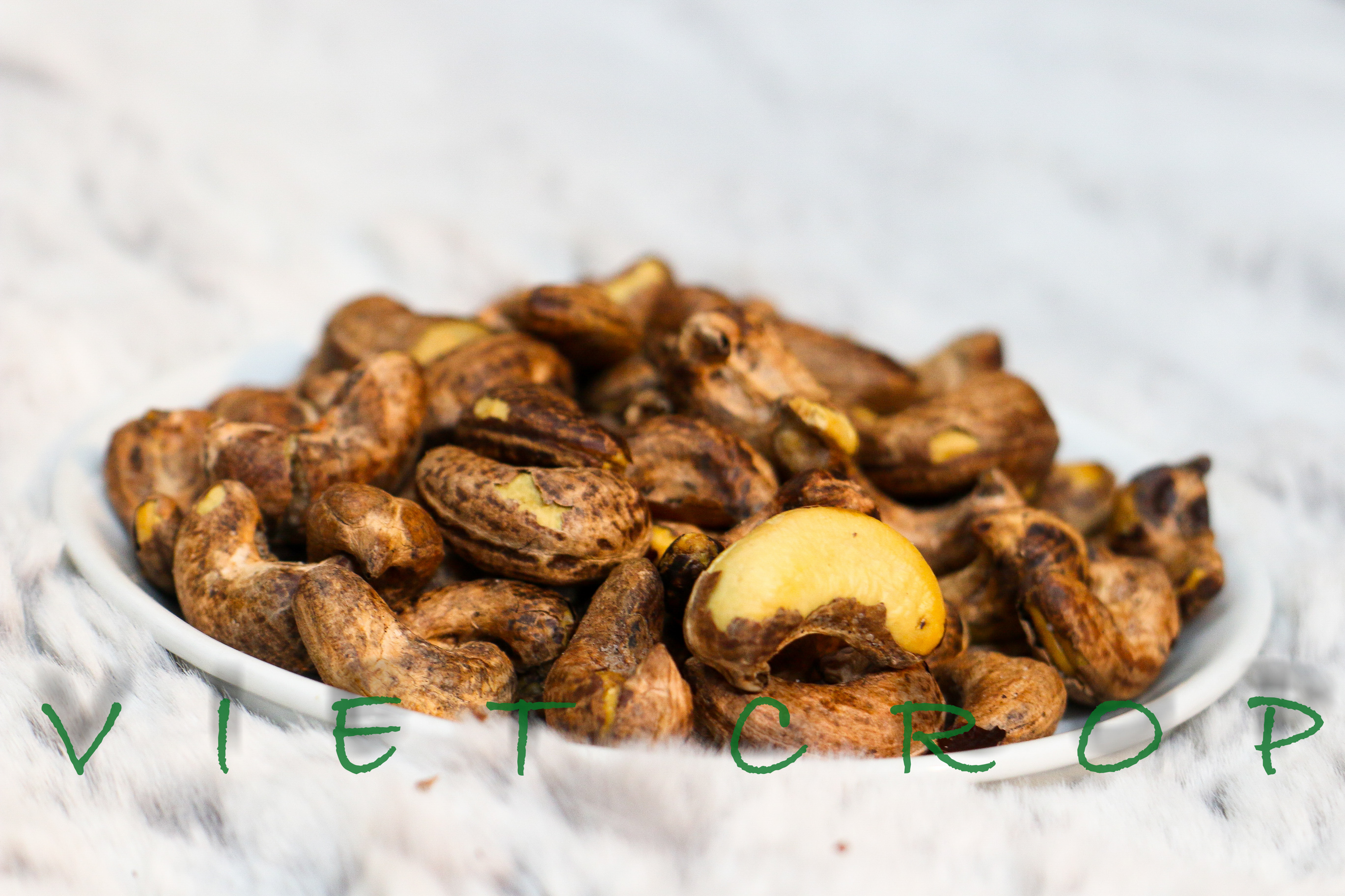 Hạt điều vỏ lụa rang muối VIETCROP - hũ 300g