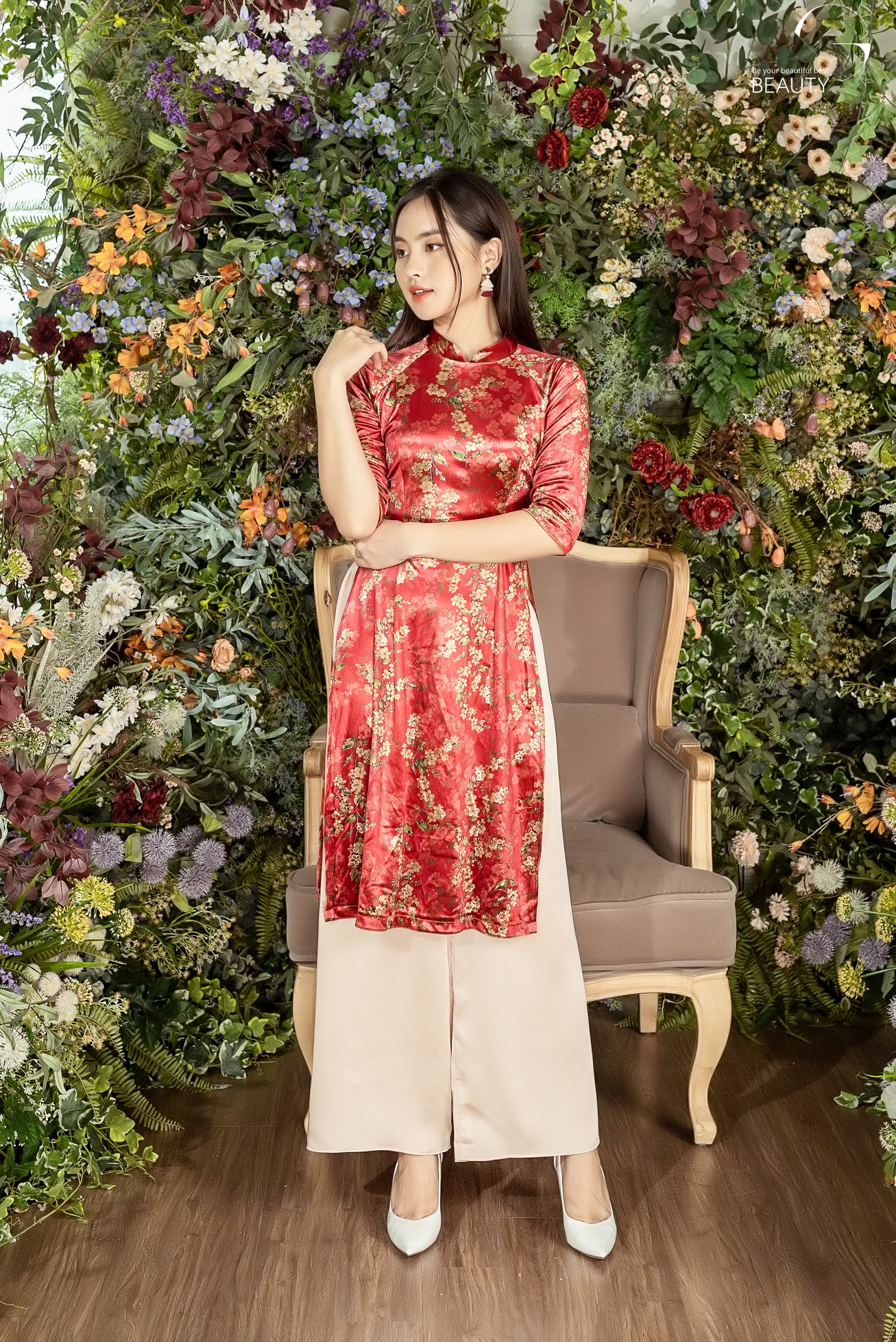 Áo dài cách tân hoa đỏ