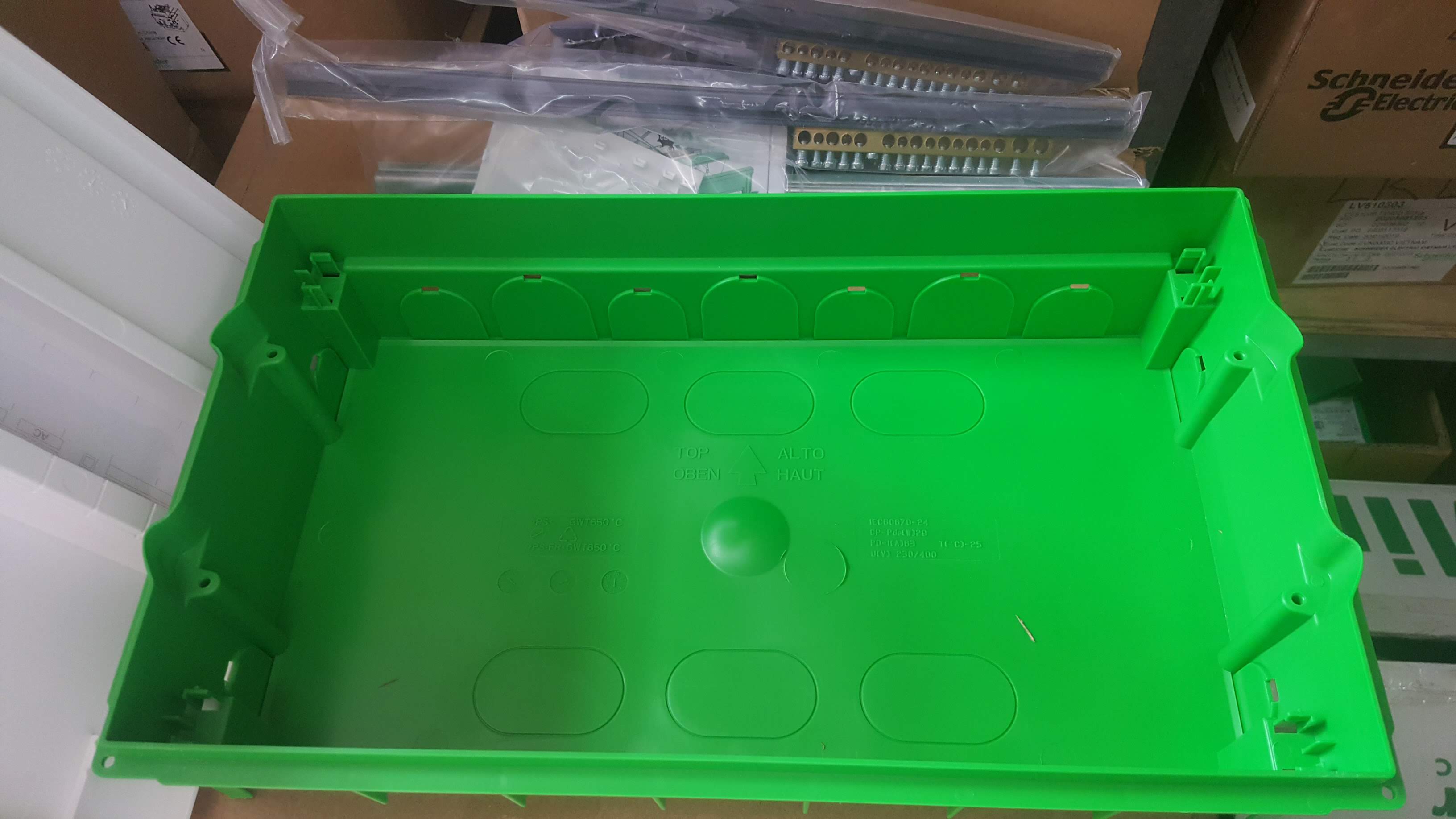 Tủ nhựa âm tường 18 module - Schneider - MIP22118