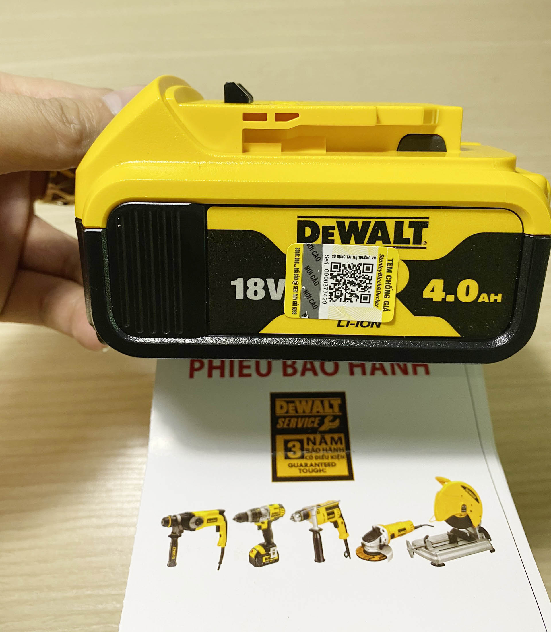 [HCM]Pin Dewalt 4.0Ampe DCB182-B1