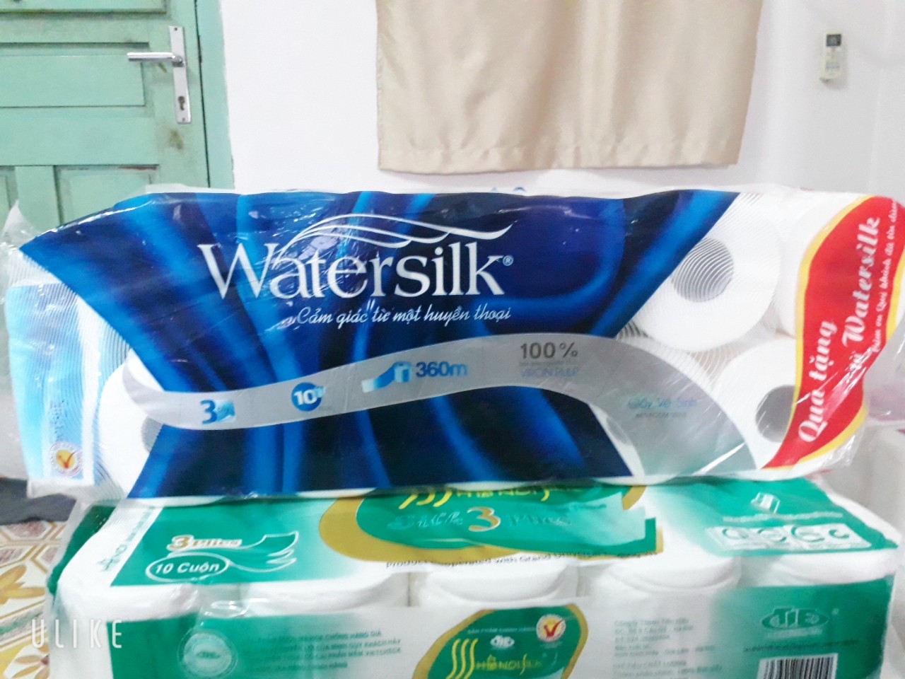 Giấy vệ sinh Watersilk 10 cuộn, mỗi cuộn 3 lớp ( Có tặng quà)