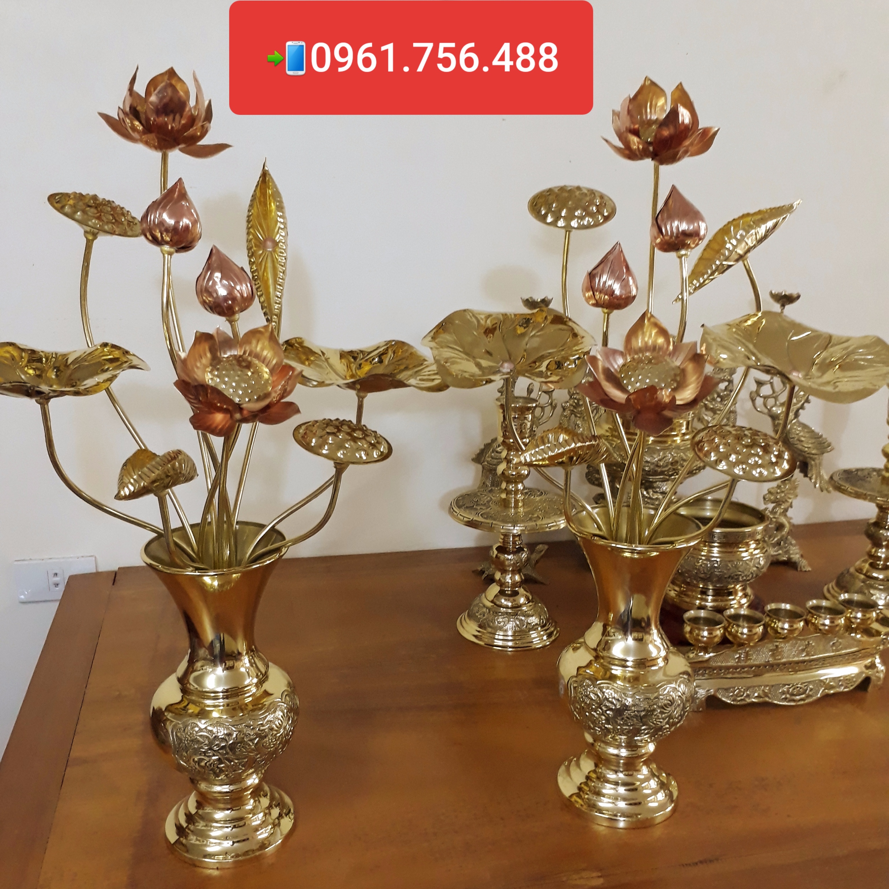 Bộ bình và hoa sen đồng vàng sáng bóng