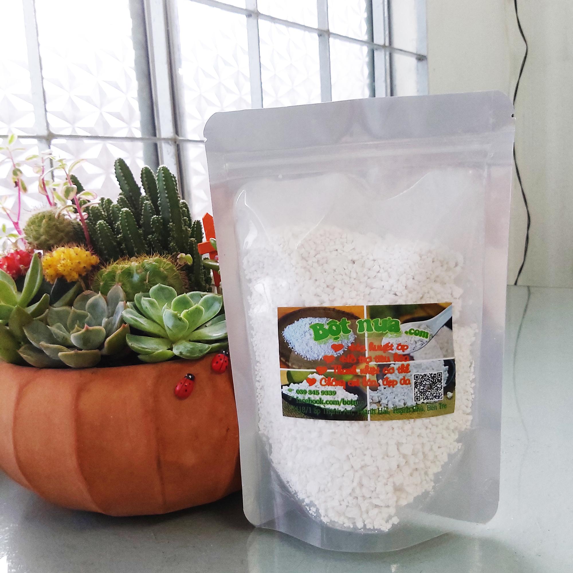 Taka flour (Tacca leontopetaloides)