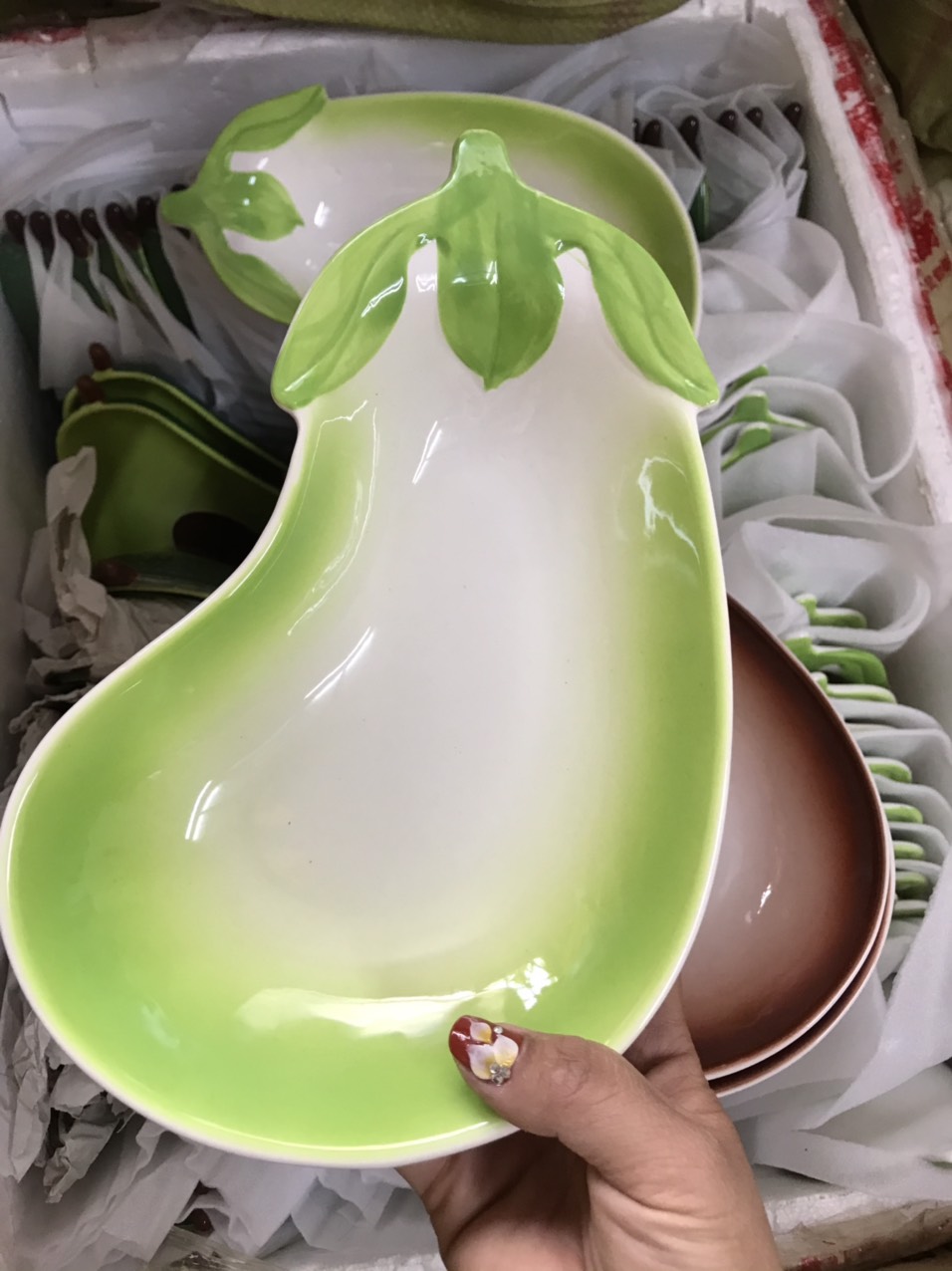 ĐĨA GỐM SỨ TRÁNG MEN HÌNH QUẢ CÀ TÍM