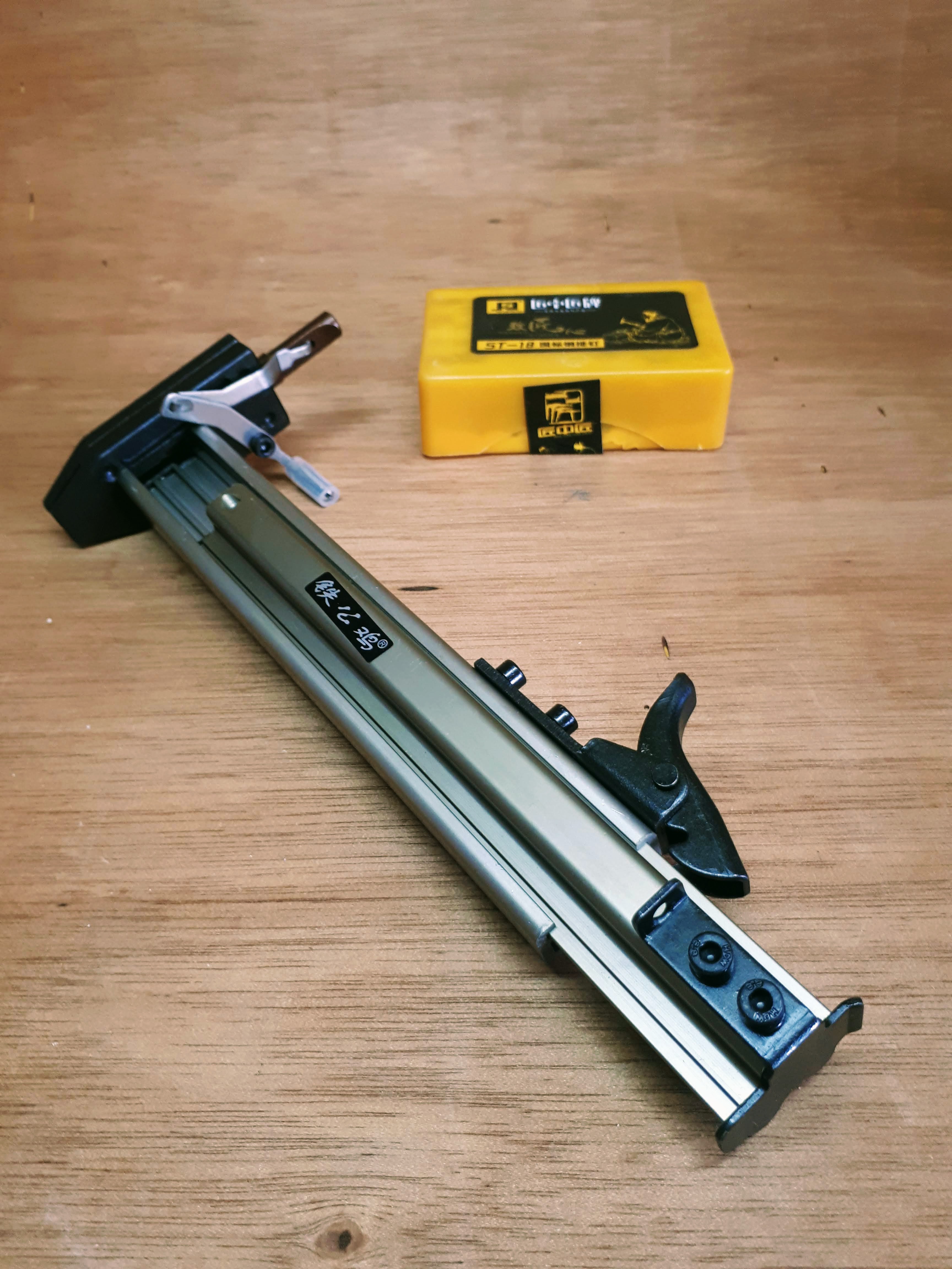 Búa dụng cụ hỗ trợ đóng đinh siêu tốc ST18 (tặng kèm 1 hộp đinh)