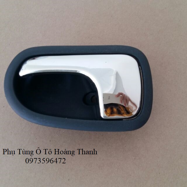 Tay mở trong Ford laser