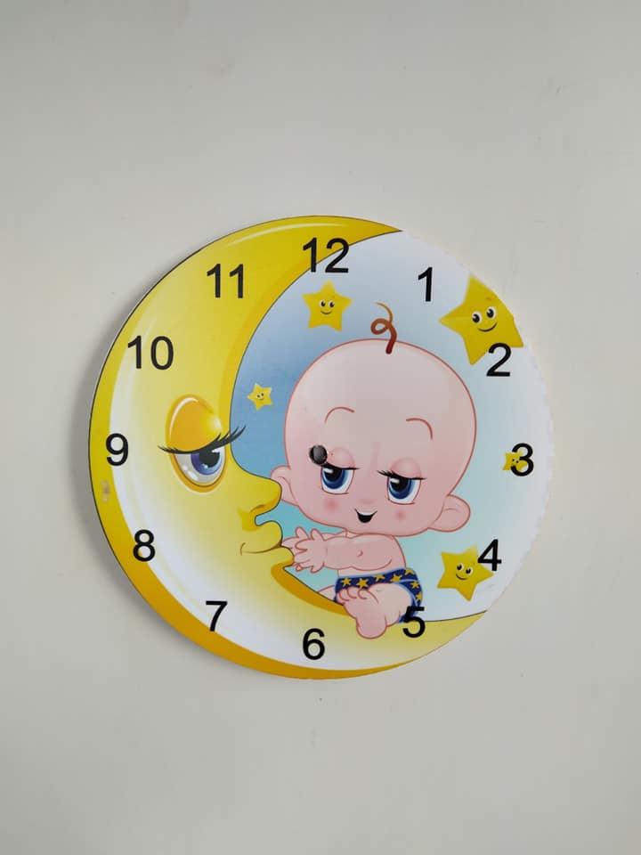 Đồng hồ treo tường mặt trăng và em bé