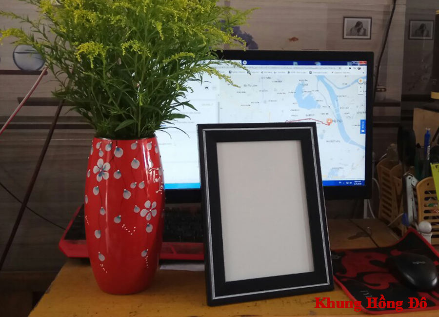 Khung ảnh màu đen viền kẻ