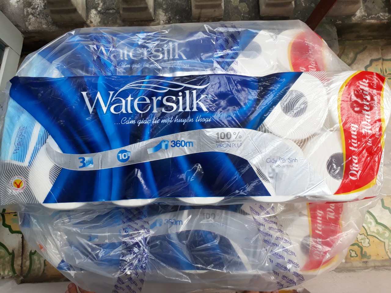 Giấy vệ sinh Watersilk 10 cuộn, mỗi cuộn 3 lớp ( Có tặng quà)