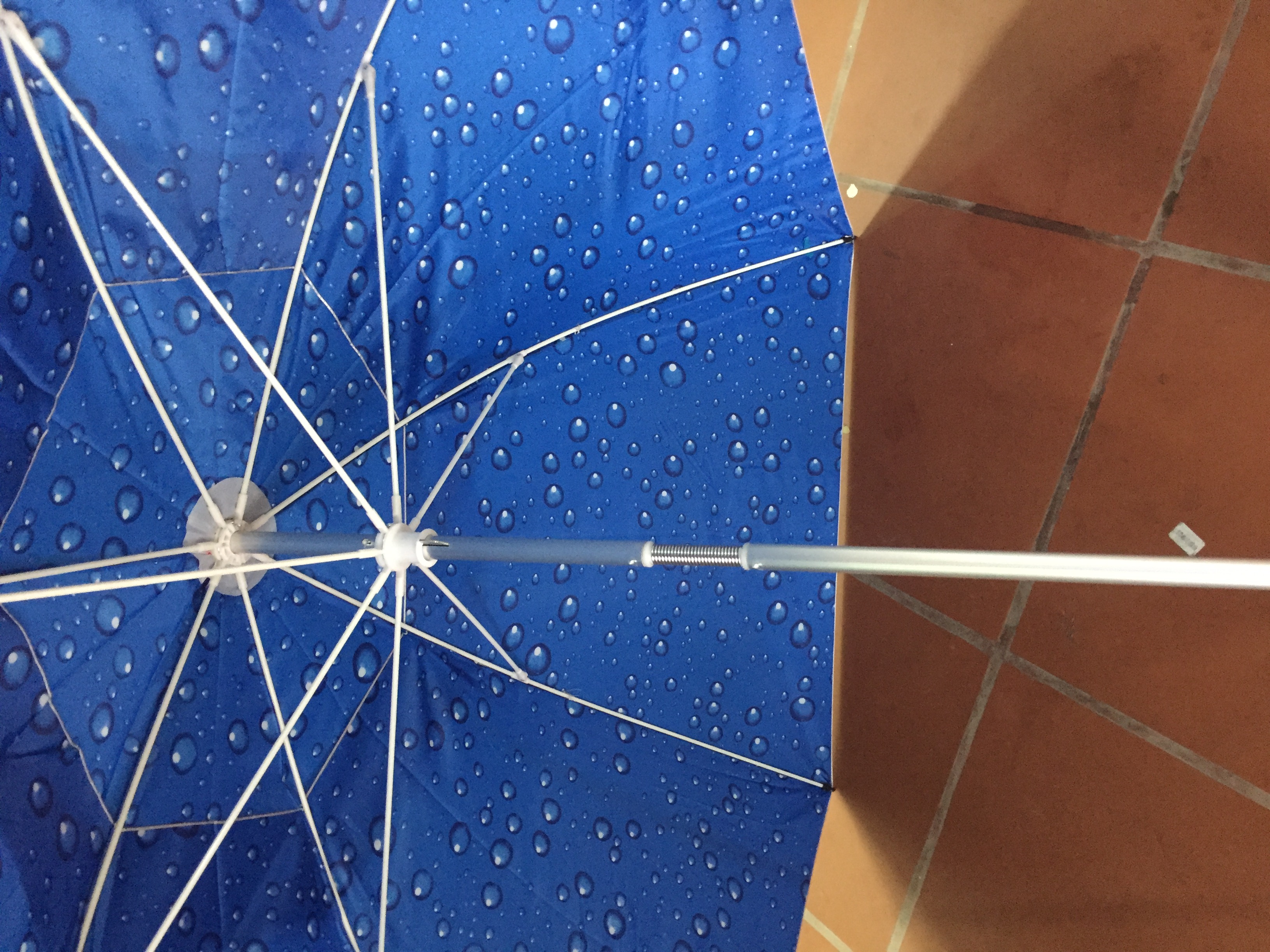 Ô che nắng câu cá 2 tầng dày dặn, có chân cắm xuống đất, mặt trên ô màu xám hấp nên ko bị hấp thụ nhiệt., mặt dưới hình các giọt nước cho chúng ta cảm giác rât mát mẻ, với đường kính 2m nên rất rộng, cán ô xoay được 360.