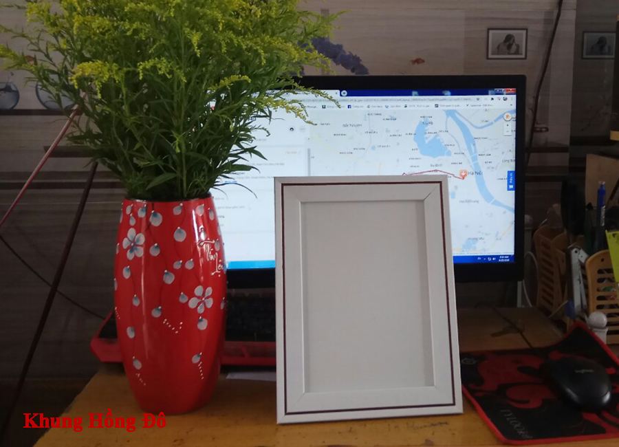 Khung ảnh màu trắng viền kẻ