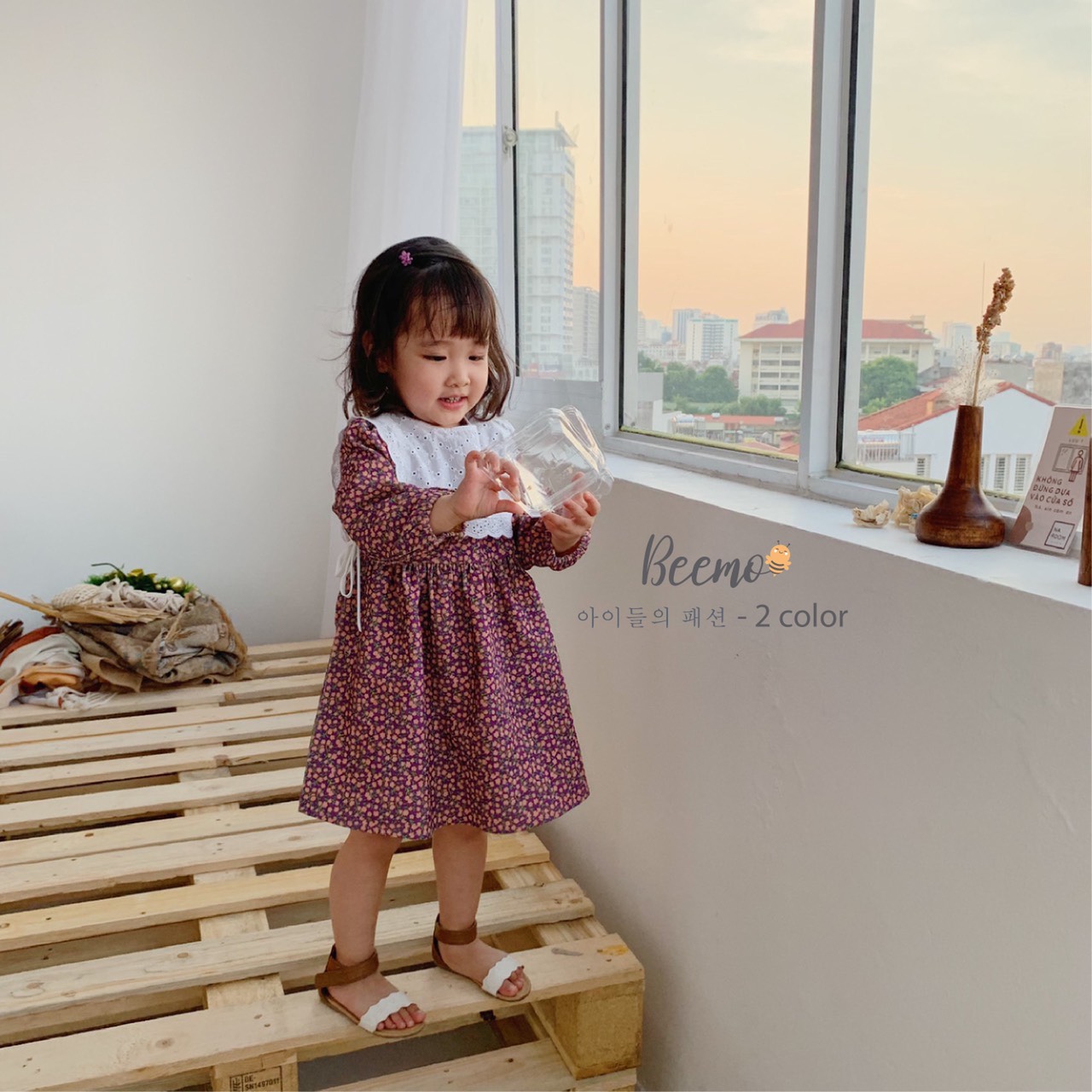 Set váy hoa và yếm bé gái
