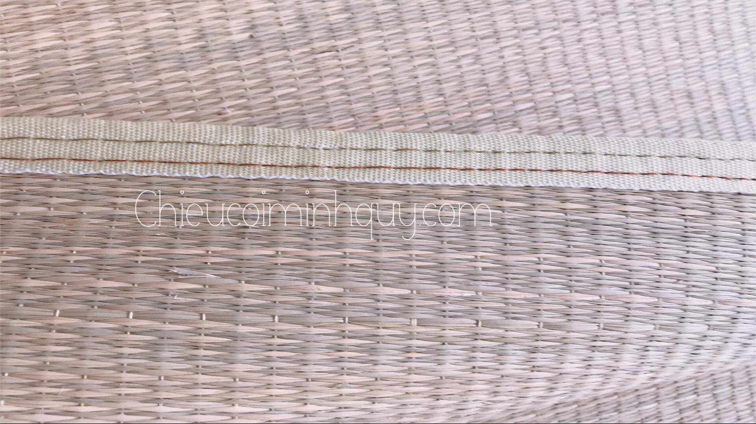 Chiếu cói trắng 1m8x2m bo viền