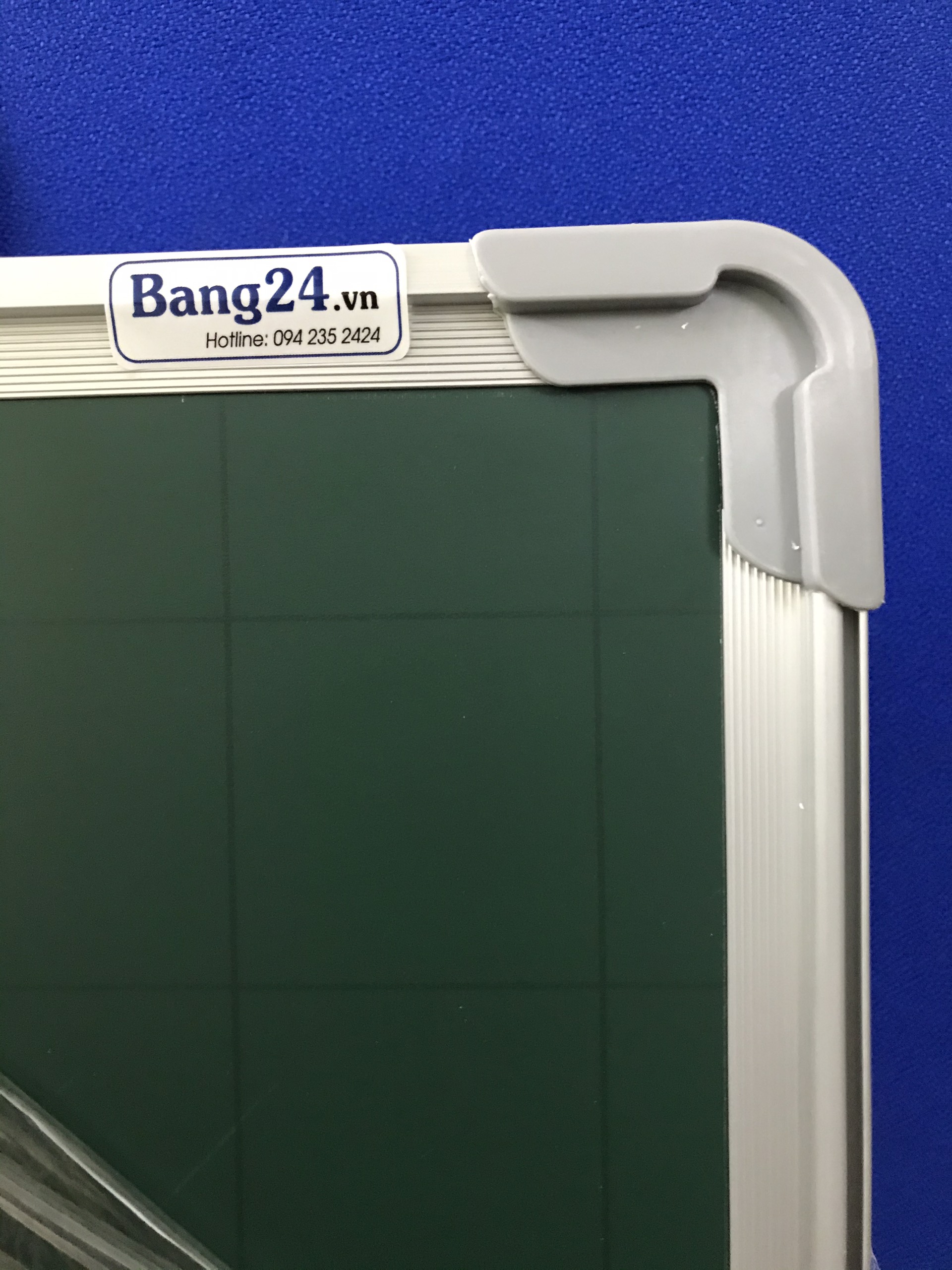 Bảng Từ Xanh Viết Phấn, KT: 0,6x1,0m (Tặng kèm 1 khay để phấn, 1 hộp phấn, 1 xóa bảng và 6 viên nam châm)