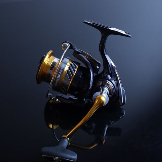 MÁY ĐỨNG CÂU LURE DAIWA REVROS LT