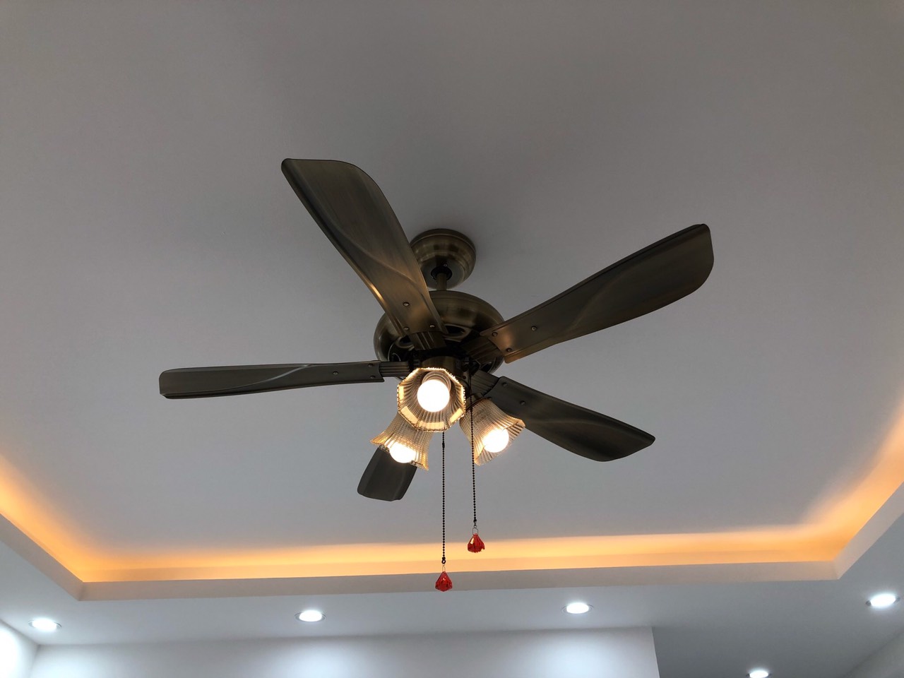 ĐÈN TRANG TRÍ KÈM QUẠT TRẦN CÁNH SẮT 3 BÓNG ĐÈN