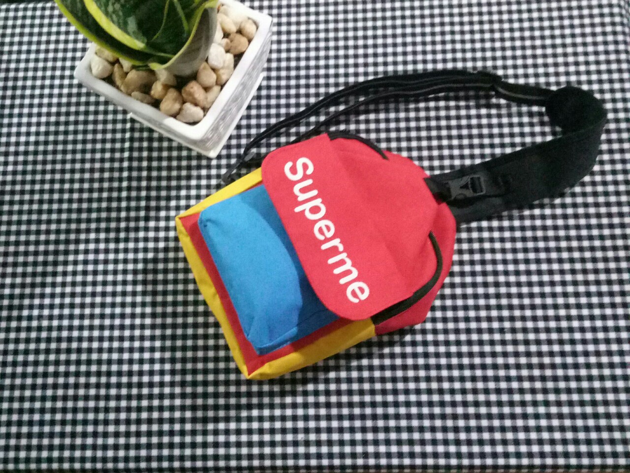 Túi đeo chéo bao tử Supreme có nắp