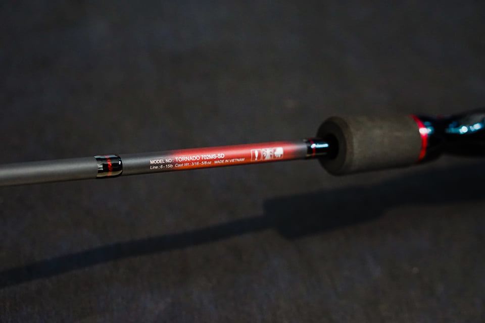 CẦN CÂU LURE MÁY ĐỨNG DAIWA TORNADO