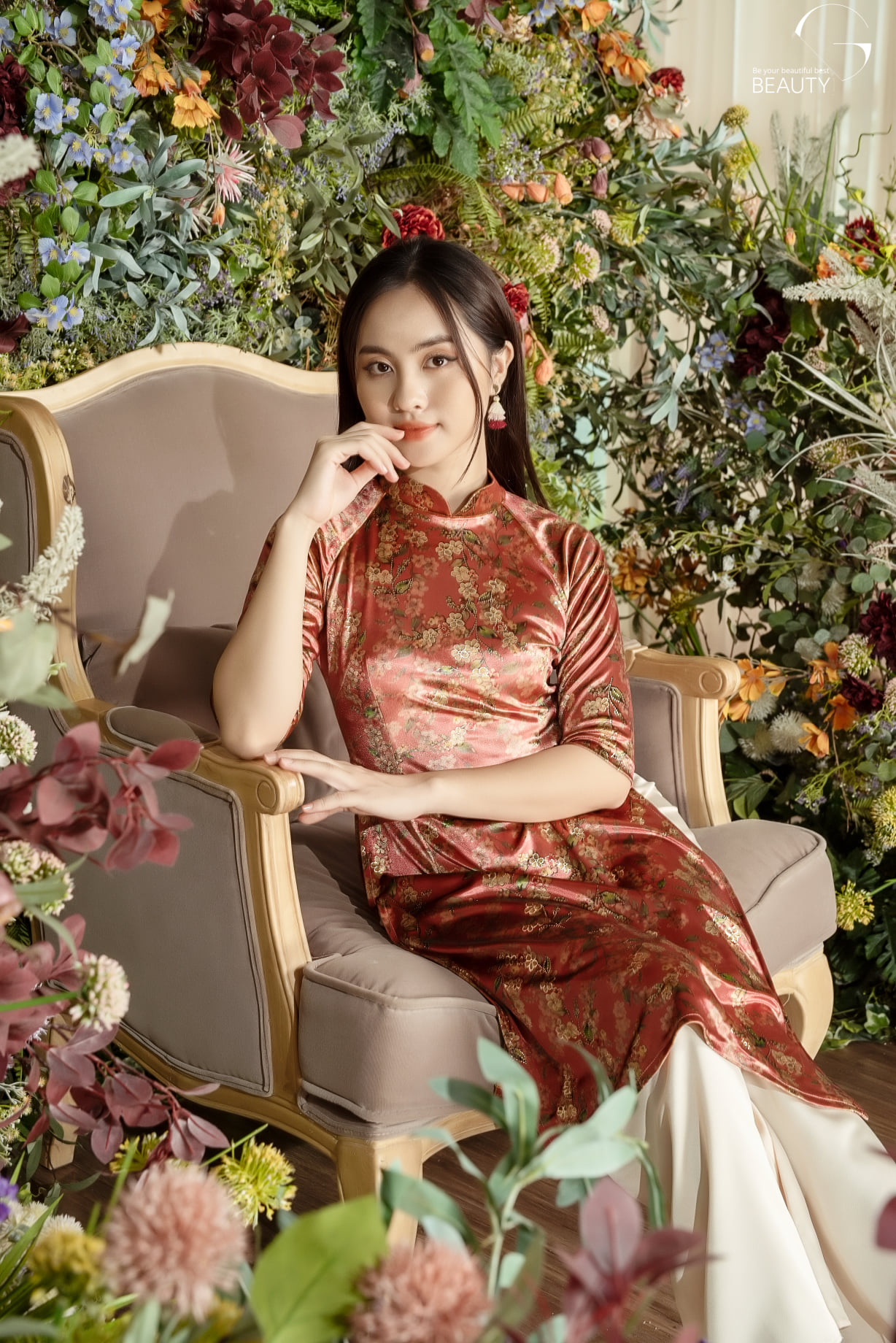 Áo dài cách tân hồng hoa lá