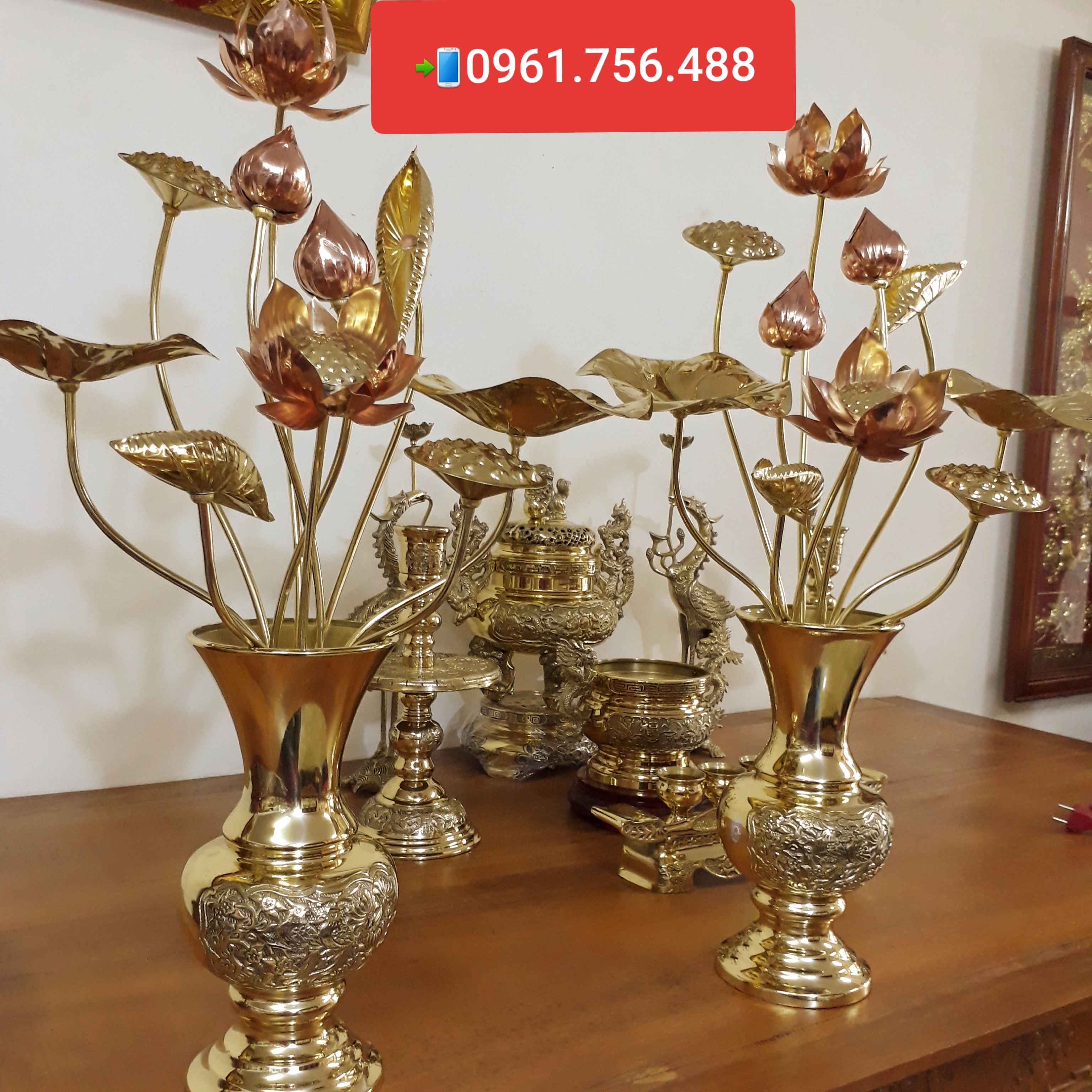 Bộ bình và hoa sen đồng vàng sáng bóng