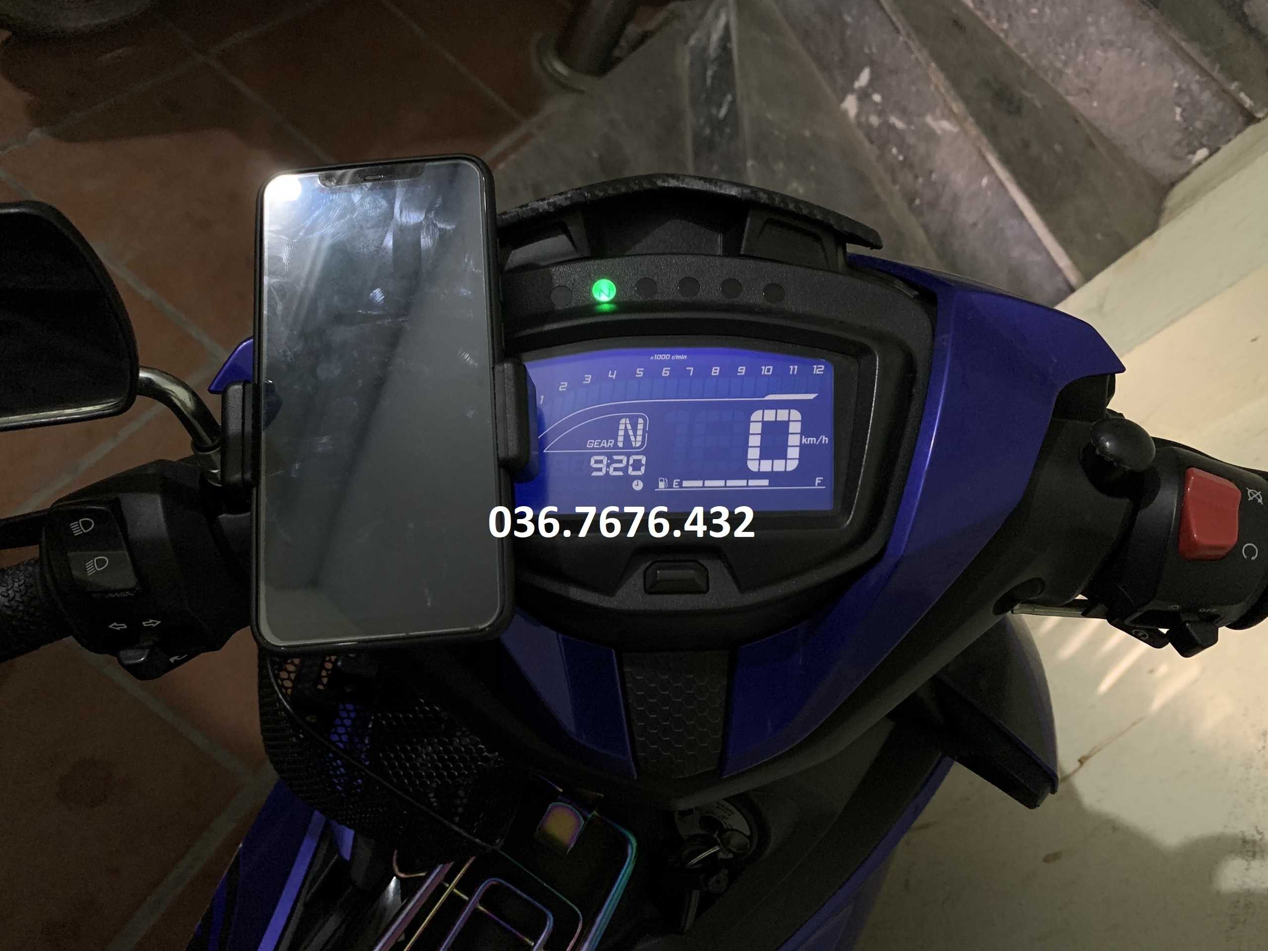 Giá đỡ điện thoại kèm băng keo 3M
