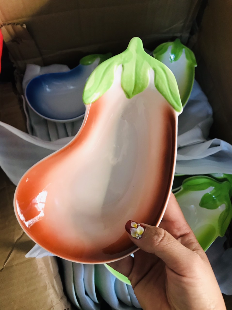 ĐĨA GỐM SỨ TRÁNG MEN HÌNH QUẢ CÀ TÍM