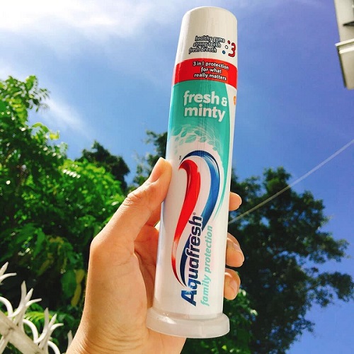 Kem đánh răng Mỹ Aquafresh Fresh & Minty được ưa chuộng (dạng ống tiện dụng).