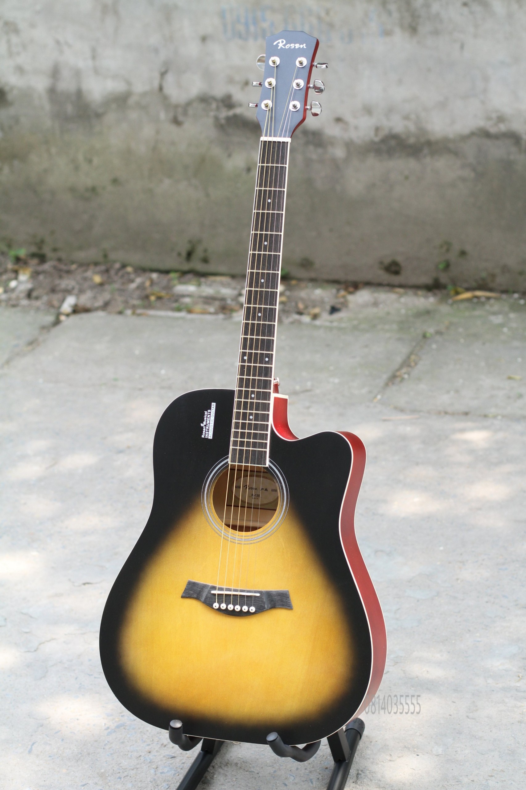 Guitar Rosen R135