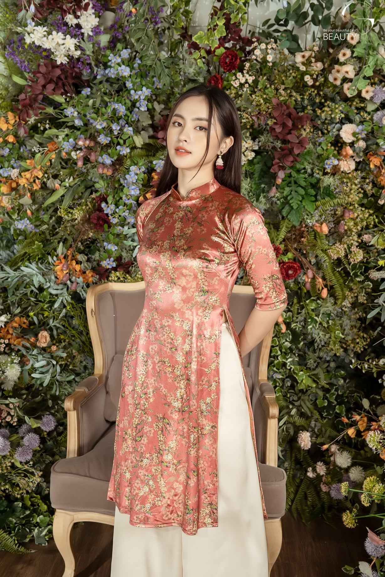 Áo dài cách tân hồng hoa lá