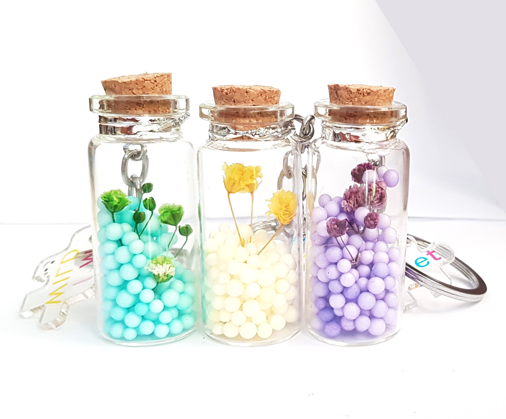 Móc khóa lọ thủy tinh lớn kèm hoa giả khô mix bảng chữ ngẫu nhiên làm quà tặng lưu niệm và ước điều mong muốn