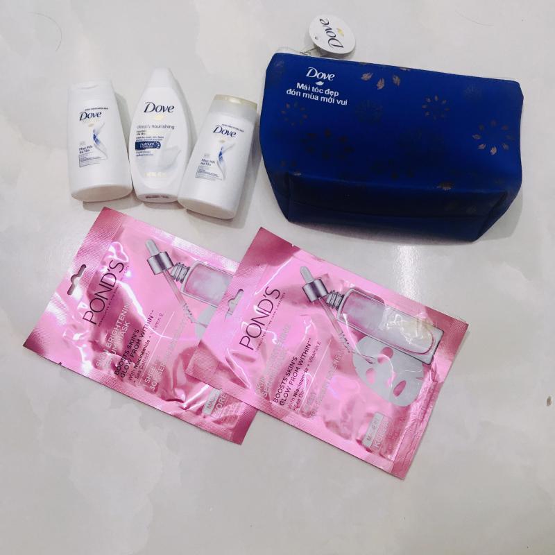 Combo 6 món bao gồm : 1chai dầu gội dove 50g + 1chai kem xả dove 50g + 1chai sữa tắm dove 45ml + Tặng 2 mặt nạ dưỡng sáng trắng da & kèm theo 1 túi đựng
