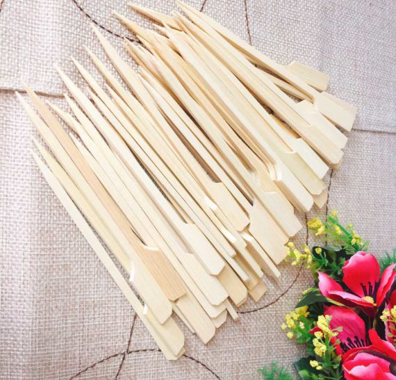 Cây Xiên Tre 9cm 50 Cái dùng để xiên đồ nướng hoặc xiên bánh, thạch, trái cây.