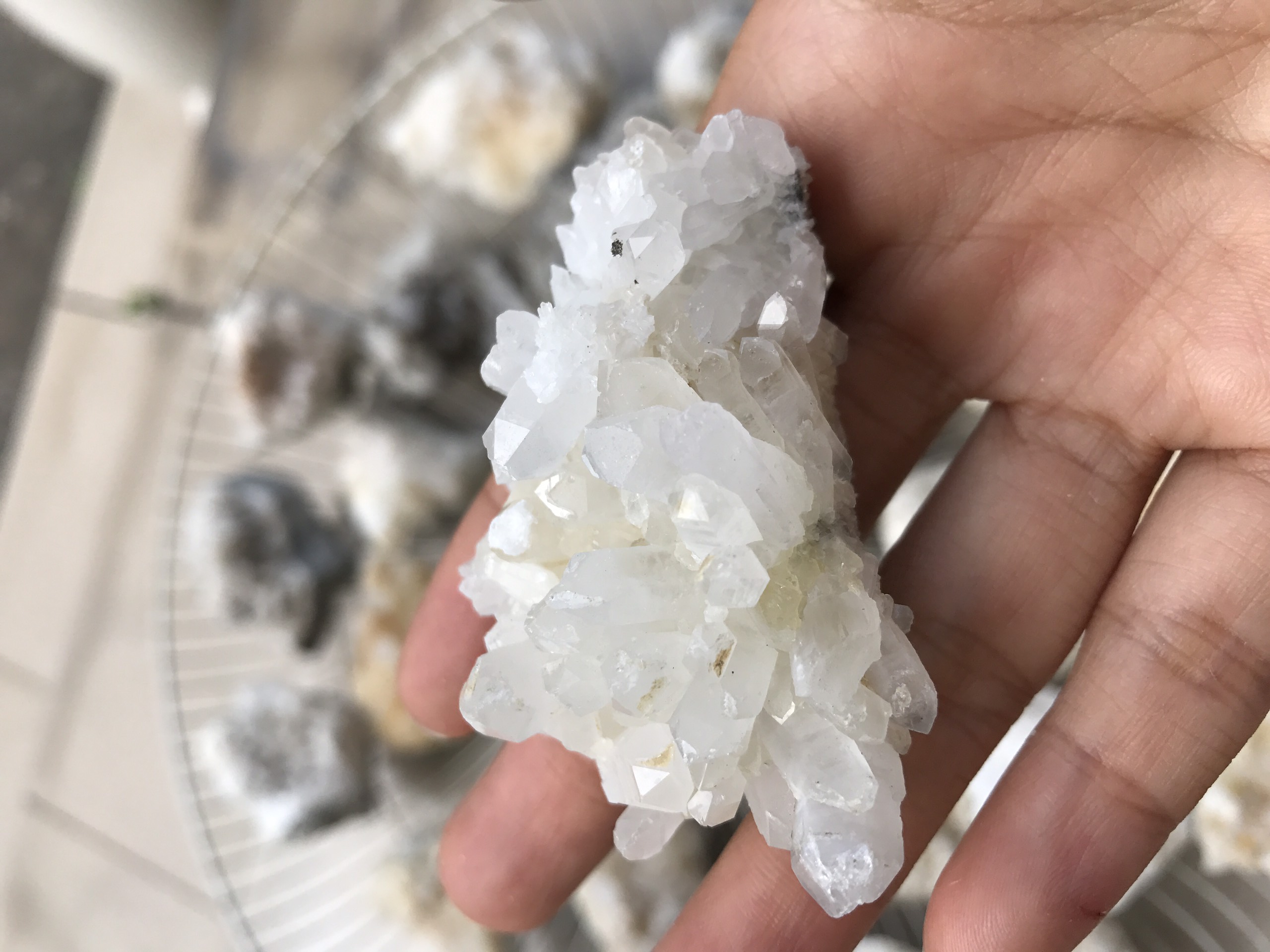 Đá phong thủy thả bể thủy sinh thạch anh