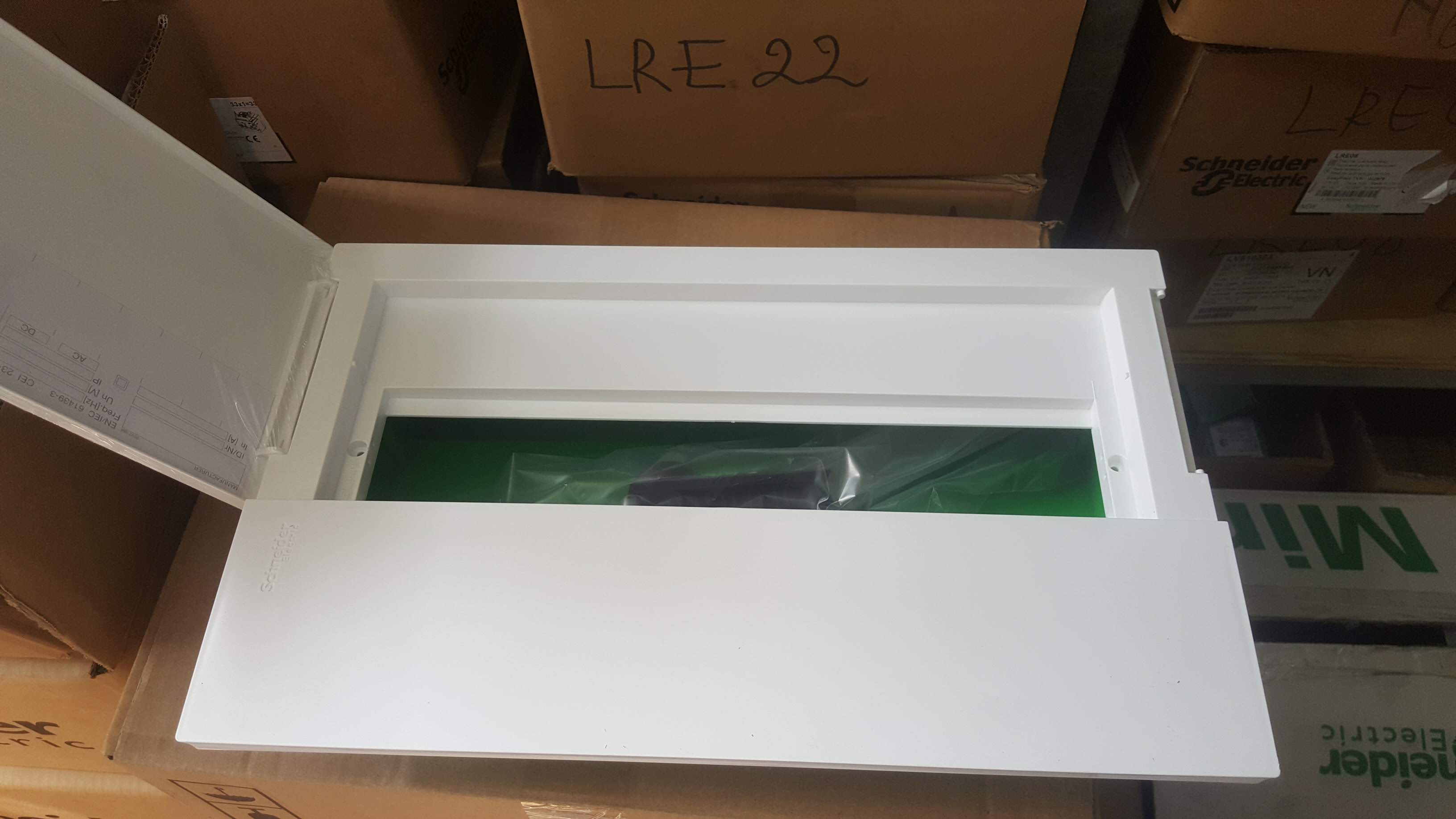 Tủ nhựa âm tường 18 module - Schneider - MIP22118