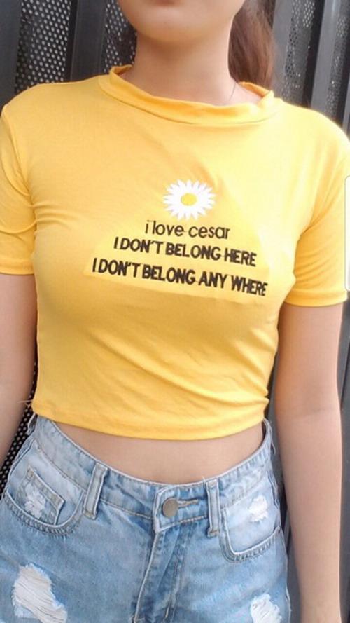 Áo thun croptop hình hoa cúc trẻ trung, năng động