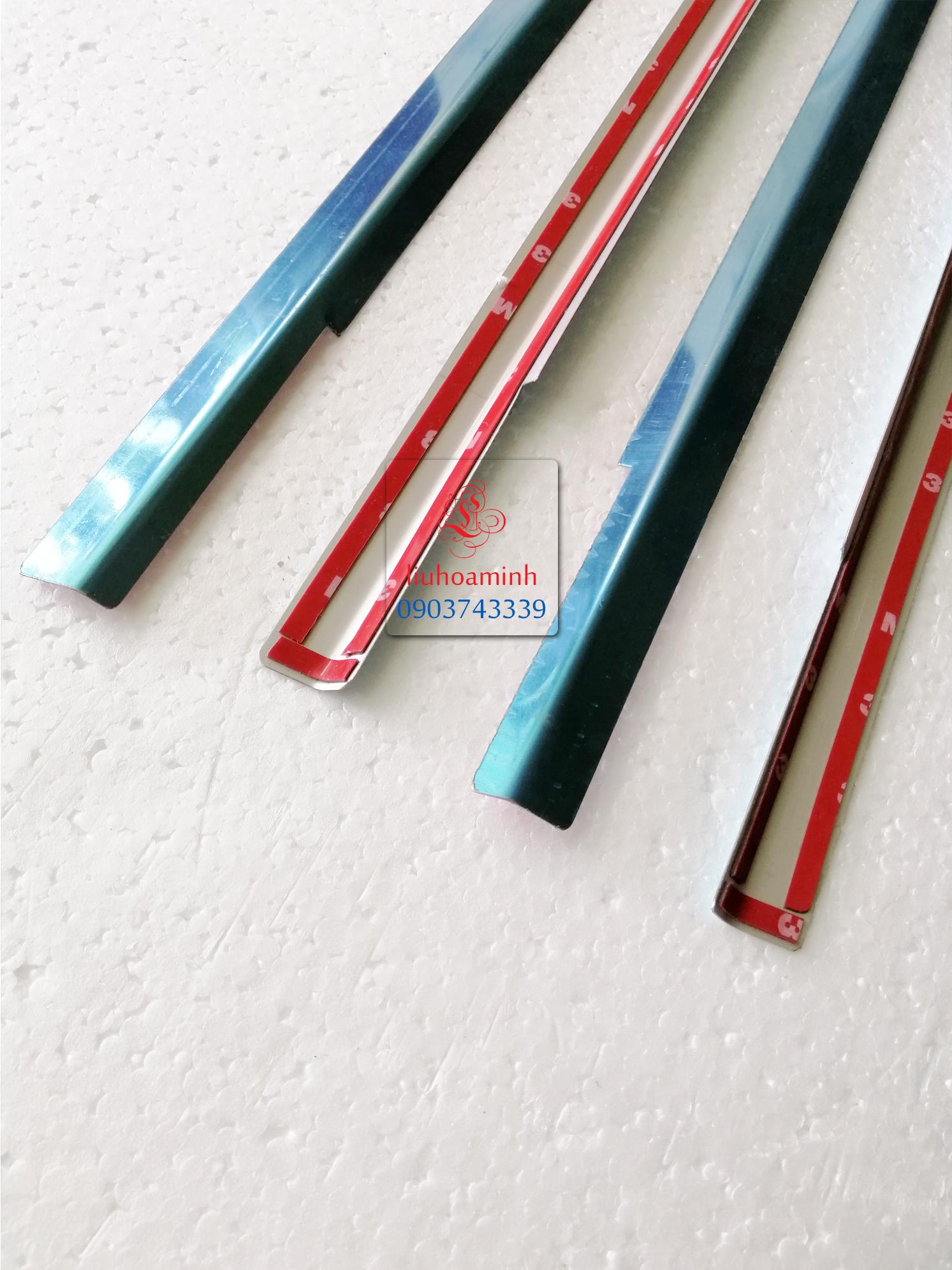 Nẹp chân kính Livina
