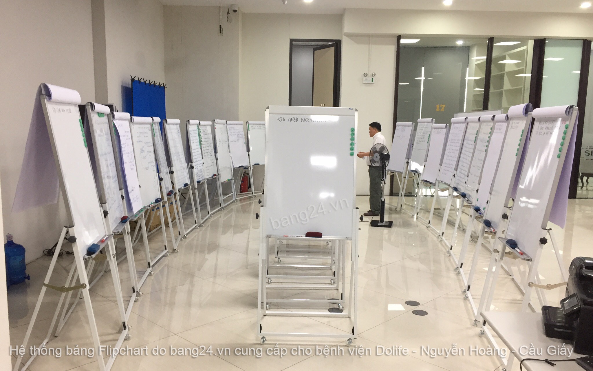 Bảng Flipchart Chân Gấp - White Board; KT: 0,6x1,0m (Tặng kèm 1 khay để bút, 1 bút dạ, 1 xóa bảng, 6 viên nam châm và 10 tờ giấy A1)
