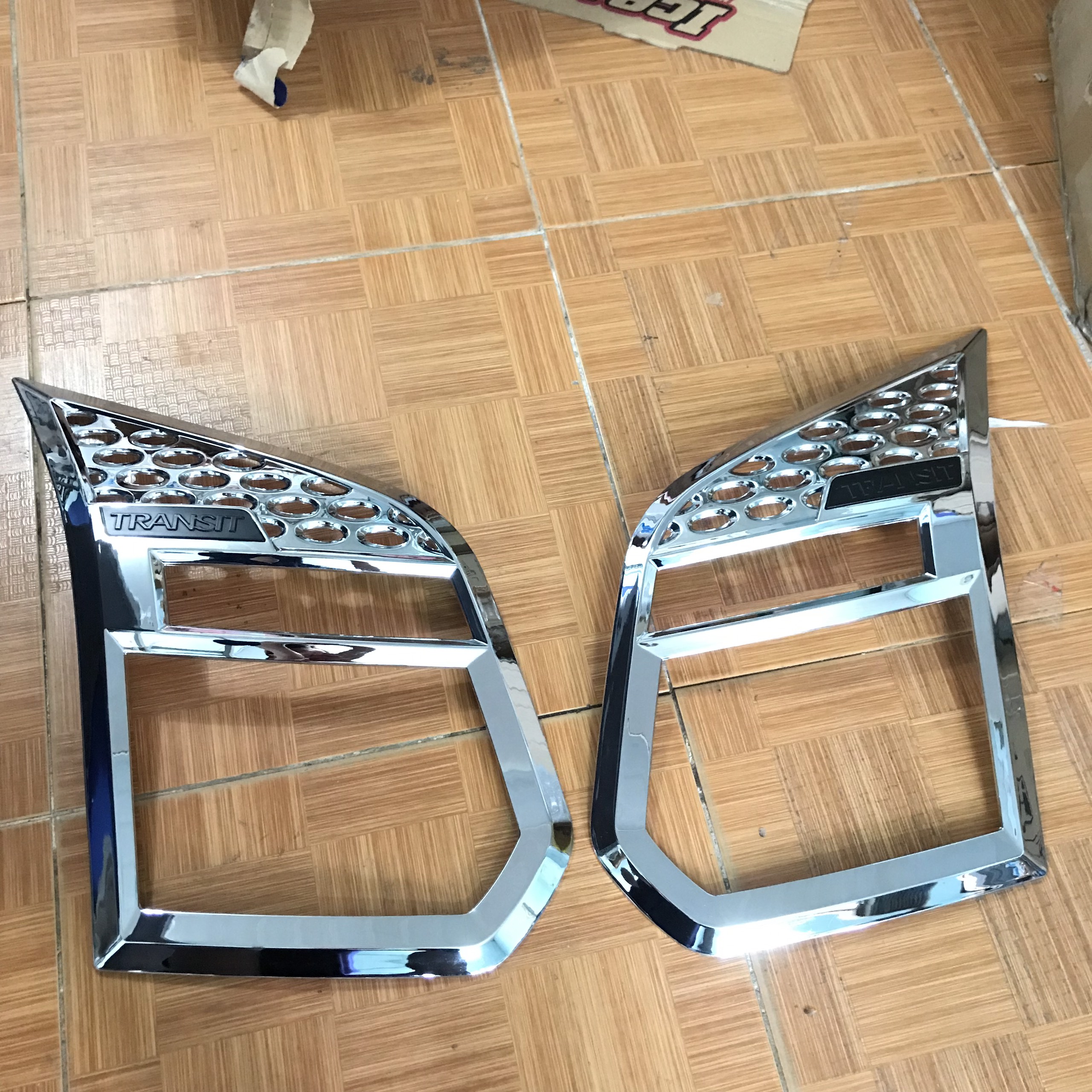 Ốp viền đèn pha Ford Transit 2014 - 2019