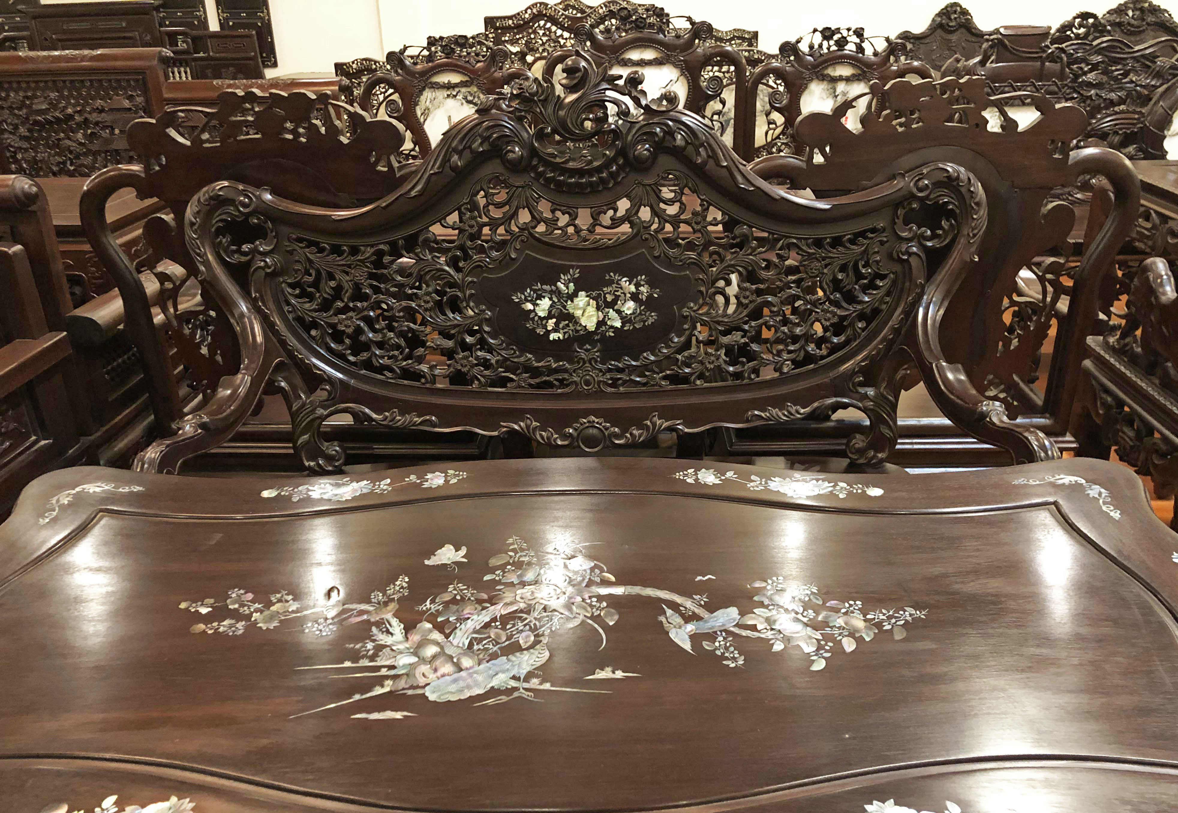 Louis thủng gỗ gụ khảm ốc
