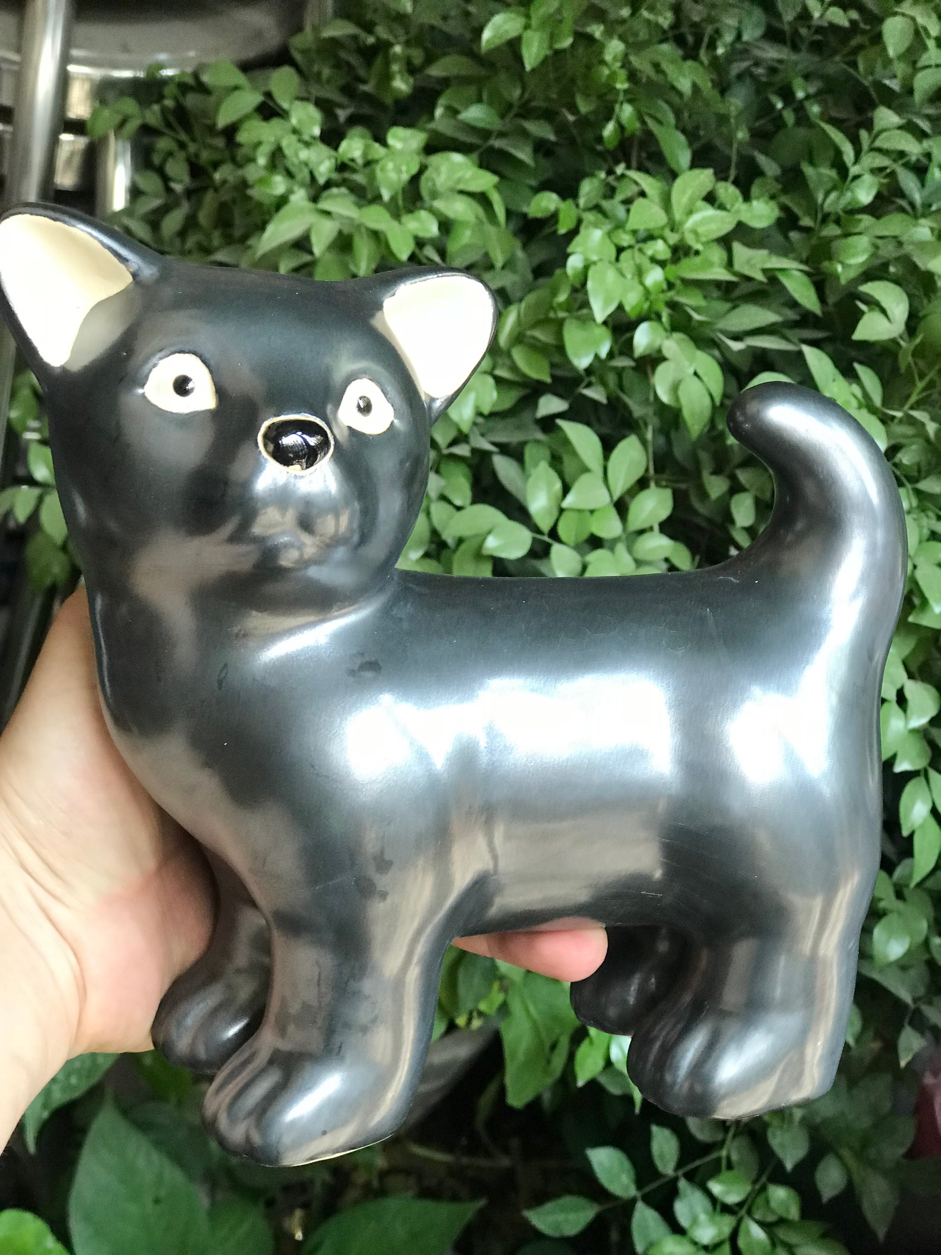 Gốm sứ trang trí hình con chó mực