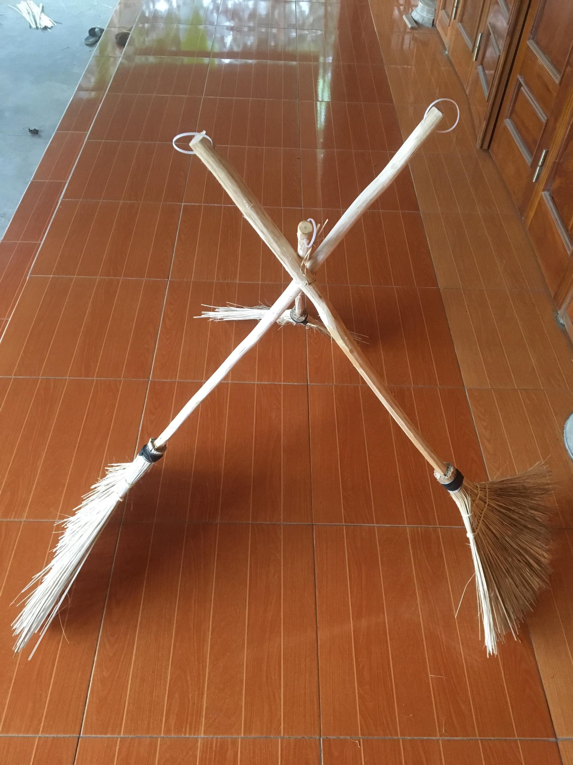 Chổi tre quét sân vườn